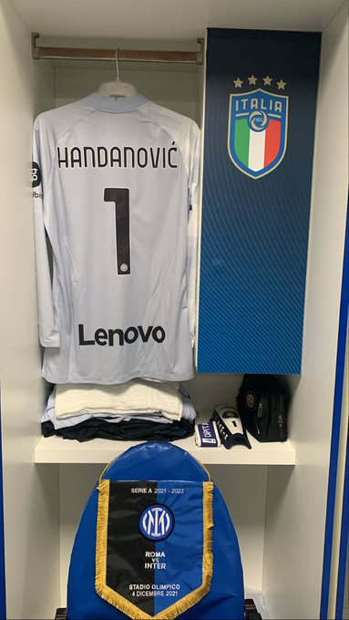 Inter_es's tweet photo. 👕| VESTUARIO

Todo listo para el #RomaInter ⚫️🔵💪

@Lenovo @lenovoitalia #InterXLenovo 

#ForzaInter #RomaInter https://t.co/oF3hs24bV5