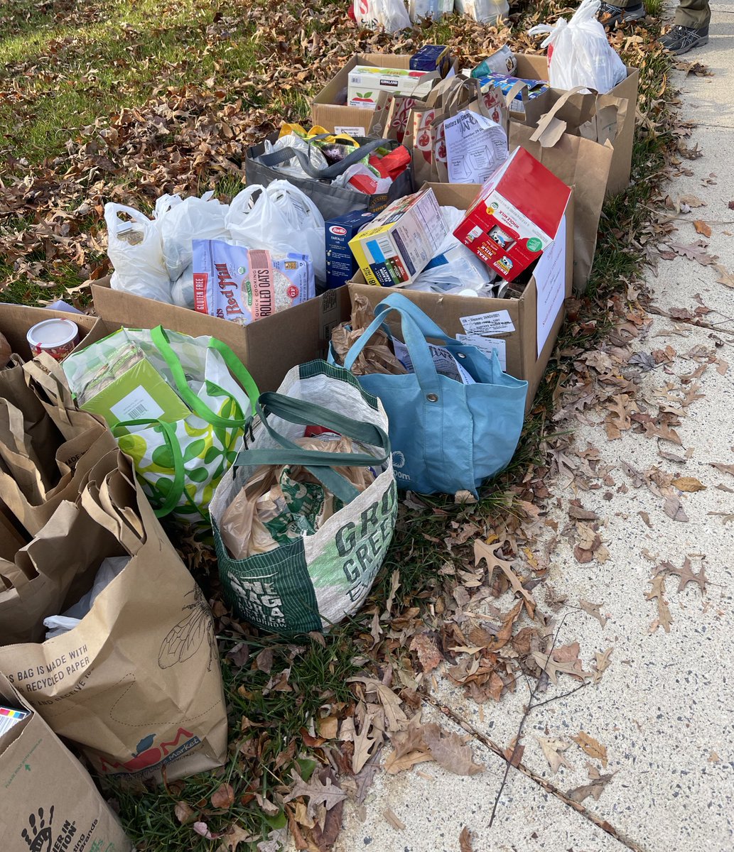 MrsCope_HWES's tweet photo. Thank you to the HWES community for their generosity this past week. “HWES Gives” donations supported the South Lakes HS Pantry. #HWESKindness @HuntersWoodsES @FCPSRegion1 @HWES_MrsMoore https://t.co/FPKCET8S3r