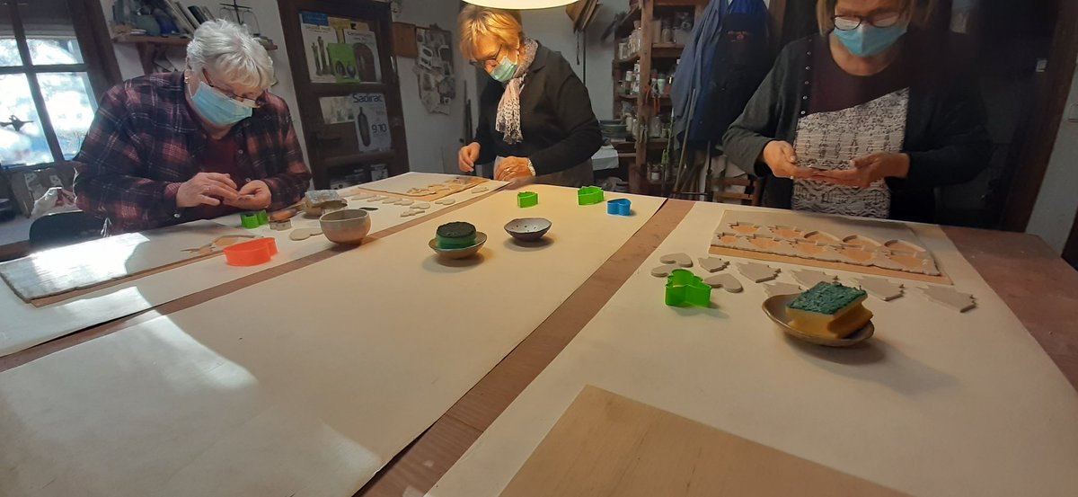 AjuntamentSenan's tweet photo. Ja hi som! Al taller del Lluís i la Nuri.
Taller de ceràmica decorativa de Nadal.
#senan #micropobles #nadal2021 #marato2021 #ruralitats https://t.co/jRZud7QIRc
