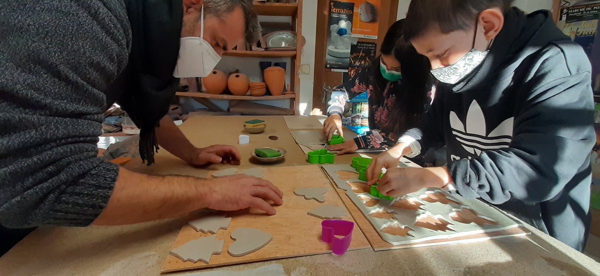 AjuntamentSenan's tweet photo. Ja hi som! Al taller del Lluís i la Nuri.
Taller de ceràmica decorativa de Nadal.
#senan #micropobles #nadal2021 #marato2021 #ruralitats https://t.co/jRZud7QIRc