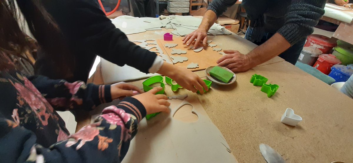 AjuntamentSenan's tweet photo. Ja hi som! Al taller del Lluís i la Nuri.
Taller de ceràmica decorativa de Nadal.
#senan #micropobles #nadal2021 #marato2021 #ruralitats https://t.co/jRZud7QIRc