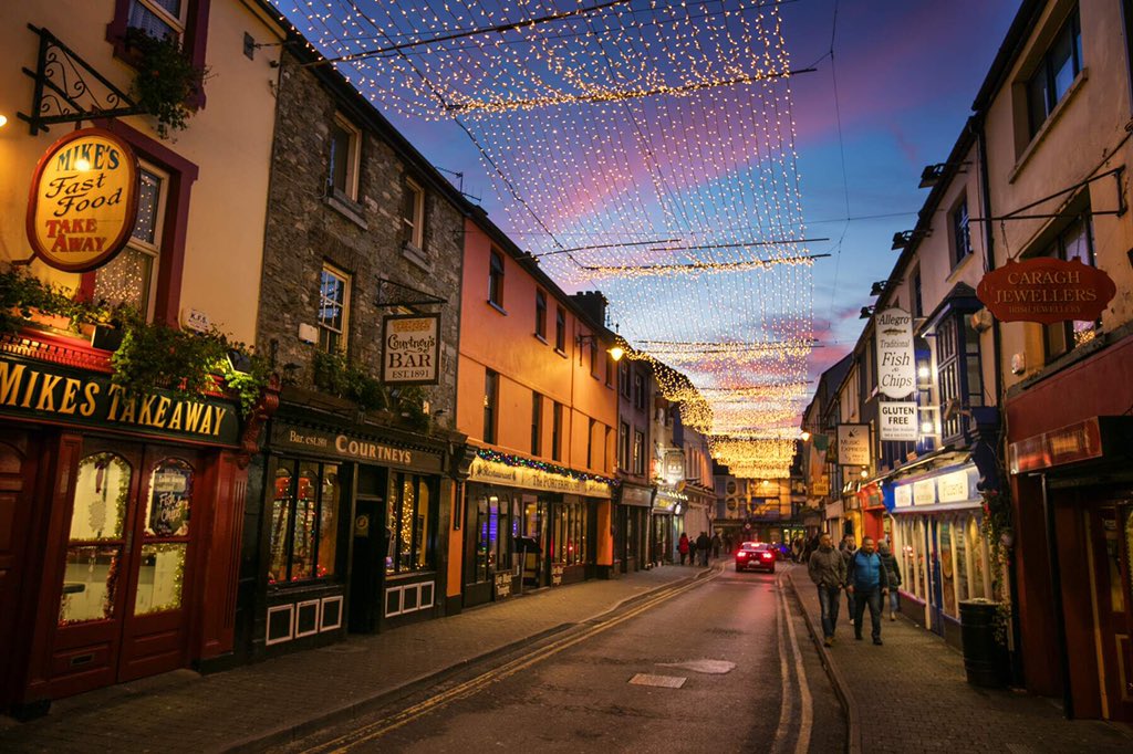 killarneydistco's tweet photo. In Killarney, we don't do Christmas by halves. Parades run by the festive folk @XmasInKillarney will be running throughout the month of Dec (including today at 6pm). Finish it off with a trip to the Taproom to warm up over a hot wood-fired pizza and a beer. (📸: Brian Morrison) https://t.co/f2nu6NjlAj