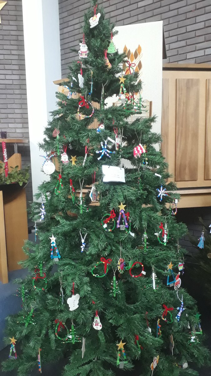 fionaY01744577's tweet photo. Nice tree @StNics9th ! #FestivalofChristmasTrees @GuildfordURC https://t.co/tQjgWgSo0T