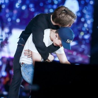 1992Earthh's tweet photo. ทุกครั้งที่นัมจุนรู้สึกเศร้าหรือร้องไห้ คนแรกที่จะเข้ามาหาพี่ก่อนเลยคือจีมิน น้องแค่ฟังเสียงพี่แล้วก็เดินเข้ามาหาพี่เลย เข้ามากอด มาอ้อน ตอนบวยหลังจากที่คุยกันเรื่องที่นัมจุนกังวลแล้วมายืนมองพระจันทร์กัน สายตาของน้องไม่ละจากพี่เลยนะ น้องเป็นห่วงพี่มากๆ น้องเคยบอกว่าอยากช่วยงาน + https://t.co/2Wsat0ZEEa