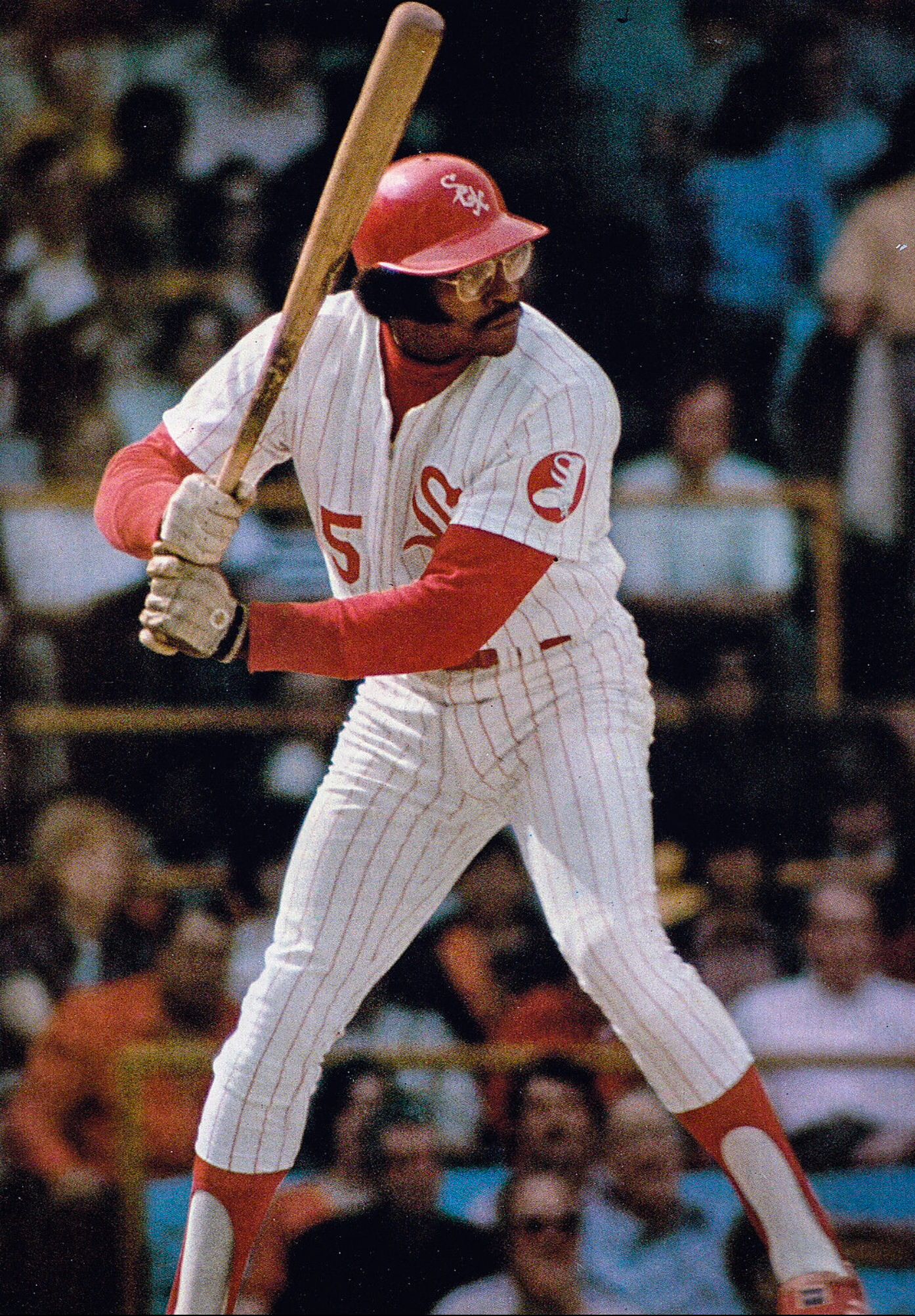 Chuck Garfien auf X: „In 1976, White Sox players held a beer stacking contest before a game in shorts. Oh, the 70's. / X