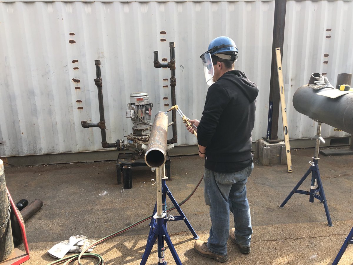 KelliStumbo33's tweet photo. Meet Bill Miracle, weekend college student in pipefitting. He’s working hard this morning @TCATKnoxville getting real skills and industry certifications. GOOO Bill! @CollegeSystemTN @GovBillLee @BrandonHudson07 #TCATproud #TCATtrained https://t.co/RNx4QUCBpr