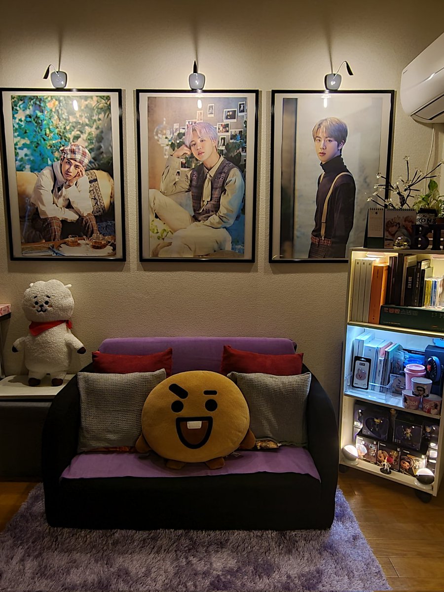 yooinfiresme's tweet photo. Someone mentioned posters? This is what I did with mine:
If you can't go to HYBE's museum, make your own. 😂
#BonfireSessions @armysessionsph https://t.co/4w1SaLuuZA