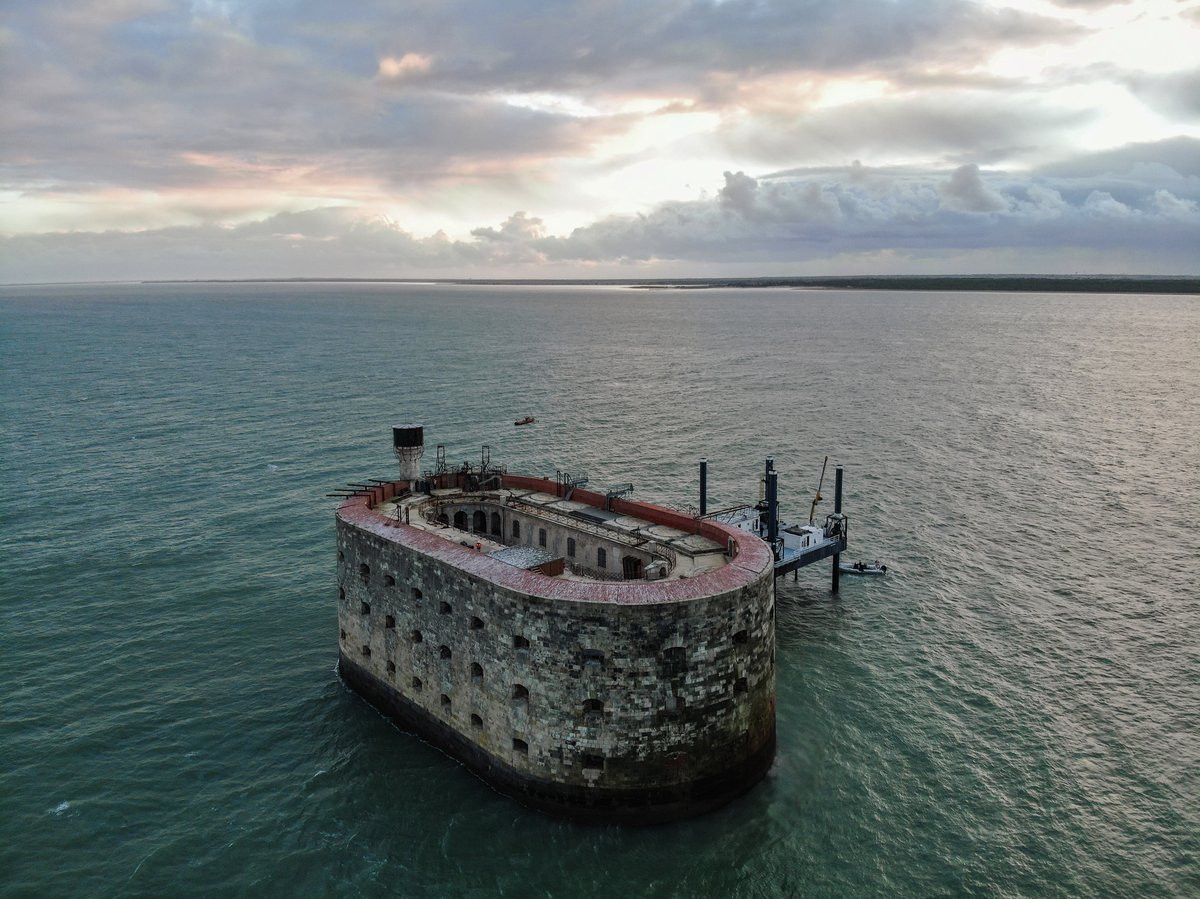 SDIS17's tweet photo. [Téléthon]
Revivez en vidéo un instant magique. @UnionPompiers17 @departement17 @SDIS17 unissent leurs forces au profit de @Telethon_France  pour illuminer Fort Boyard

➡️https://t.co/MAgS8umhcR

#fortboyard #Telethon2021 https://t.co/2LOydz3KfN