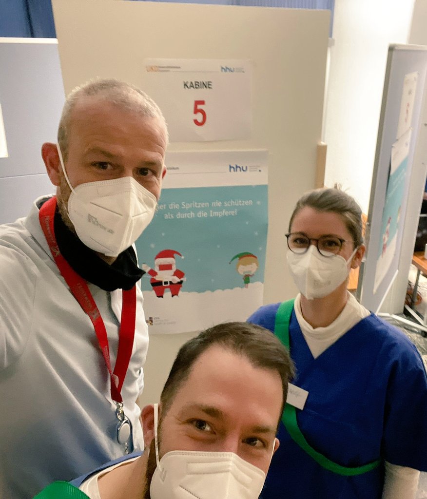 Gute Stimmung bei unserer Aktion #AdventsImpfen. Unter der organisatorischen Leitung des <a href="/chshhu/">Centre for Health & Society</a> und der ärztlichen Leitung der Klinik für Gastroenterologie, Hepatologie und Infektiologie wurden heute Angehörige von <a href="/UniklinikDUS/">Uniklinik Düsseldorf</a> und der <a href="/MedHHU/">HHU_Medizin</a> geimpft. #Wellenbrecher