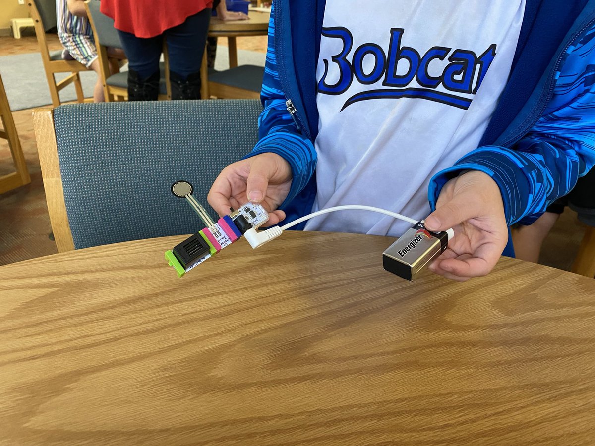 MrsMoggsClass's tweet photo. Working with @jmartinlibrary is the best! I love how she brings out the creativity in our students. Yesterday, they explored different solutions to a problem with little bits to create something that would have helped Amelia Earhart’s plane from crashing. @BeckElem https://t.co/lxGER84sIu