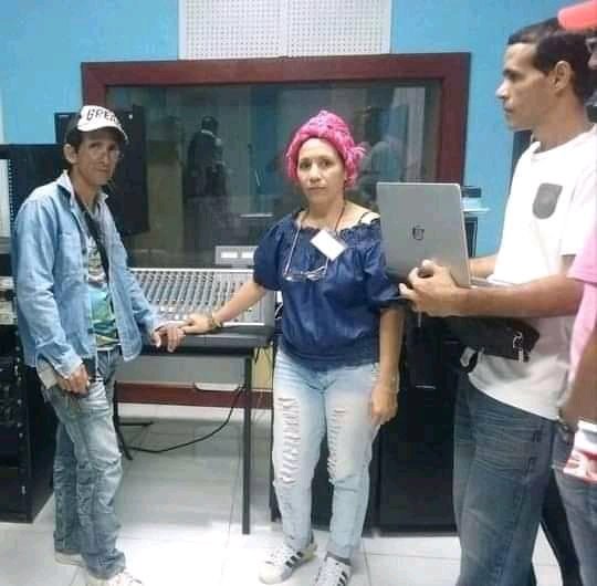 frometa_rebeca's tweet photo. #Guantánamo...¡Felicidades a los #Sonidistas en su #Día, en especial a los del Telecentro #Solvision...Gloria...Iván y Eddy...
@DiazCanelB
@RafaelP14895013
@HenryRTGTMO
@TV_Solvision
@Laguantanamera
@frometa_rebeca
@LaVillairis
@PrensaGtmo
@Deguantanamo
@idolkis https://t.co/2TXU5mwj8b