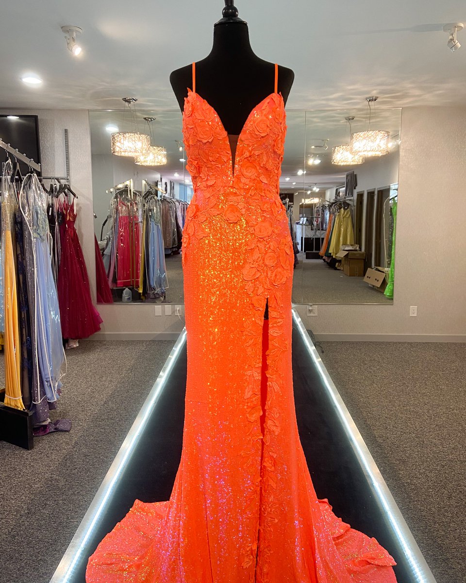 ThePromShop's tweet image. Absolutely stunning 🧡 
#Jovani #thepromshop #grandopening #happyholidays