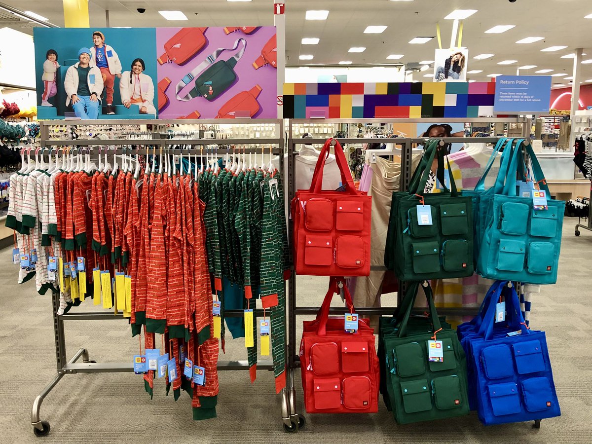 Jessica05456673's tweet photo. 1110 has LEGO Collection x Target ready to Build your Christmas basket #LEGO #Target @VisualMiami @aldenkooken https://t.co/2NRSH3wRhz