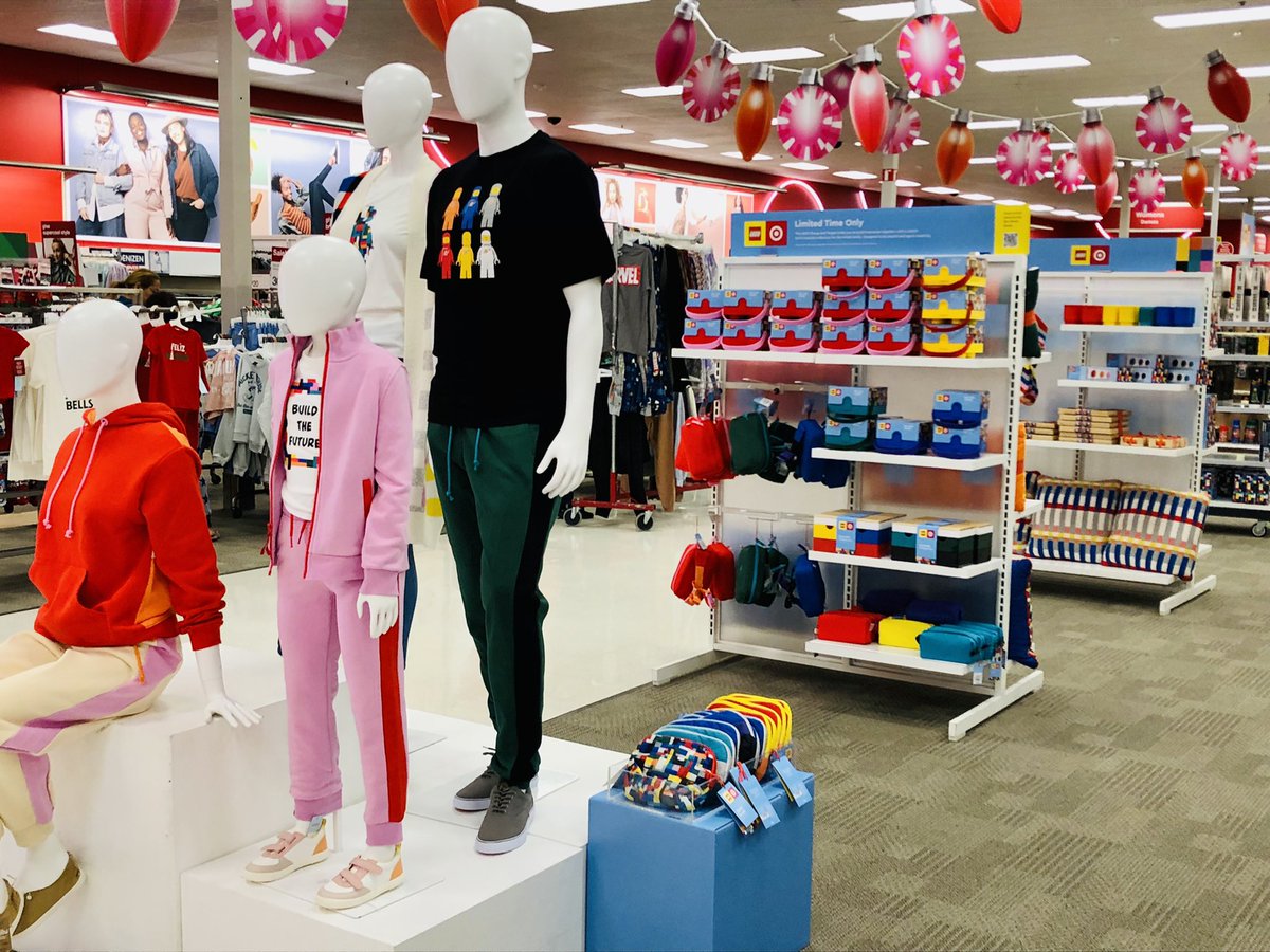 Jessica05456673's tweet photo. 1110 has LEGO Collection x Target ready to Build your Christmas basket #LEGO #Target @VisualMiami @aldenkooken https://t.co/2NRSH3wRhz