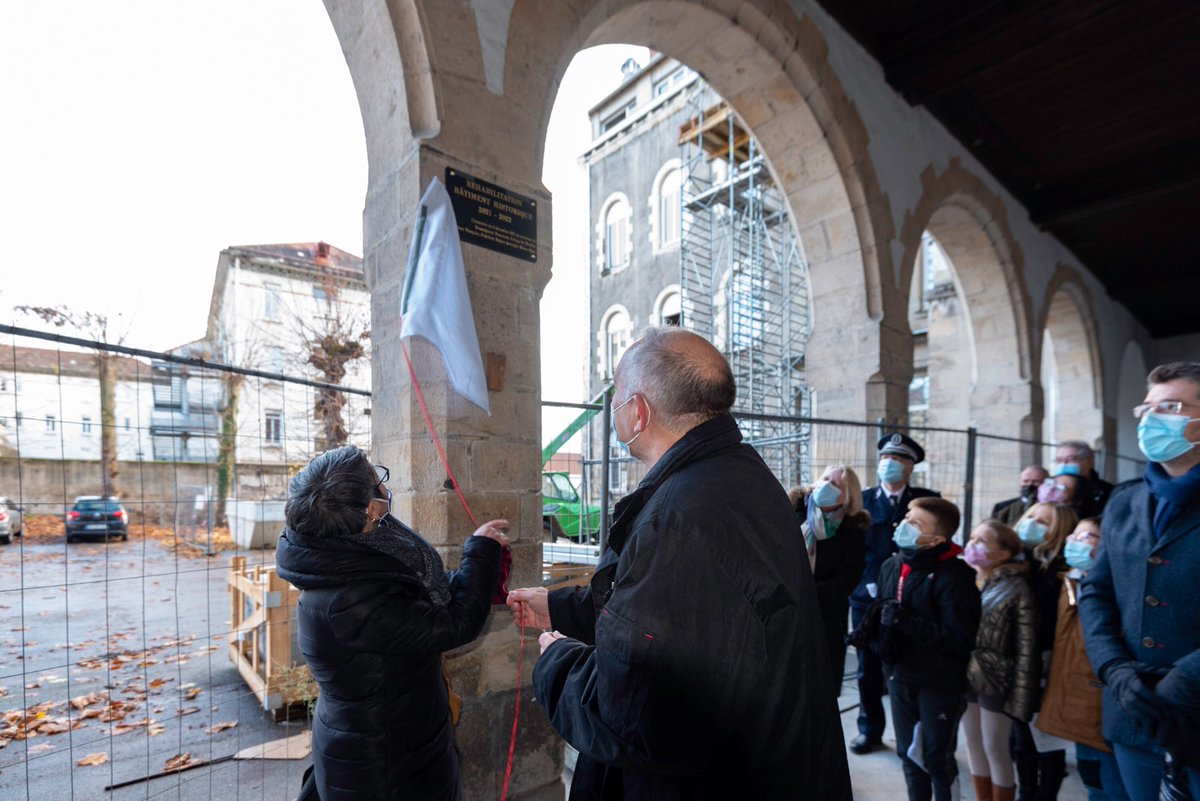 Prefet03's tweet photo. Le 2/12, Jean-Marc Giraud, sous-préfet de Montluçon, a participé au lancement de la réhabilitation du bâtiment historique du Lycée Sainte Louise de #Marillac, avec le maire @FredLaporte03, la conseillère régionale M de Castro Alves & l'évêque de Moulins Mgr Beaumont
@MontluconOff https://t.co/nSqafWgl5V