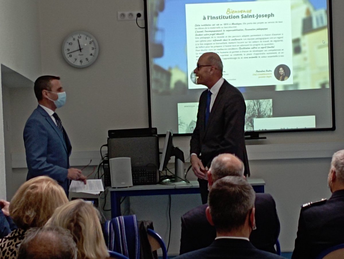 Prefet03's tweet photo. Le 2/12, Jean-Marc Giraud, sous-préfet de Montluçon, a participé au lancement de la réhabilitation du bâtiment historique du Lycée Sainte Louise de #Marillac, avec le maire @FredLaporte03, la conseillère régionale M de Castro Alves & l'évêque de Moulins Mgr Beaumont
@MontluconOff https://t.co/nSqafWgl5V