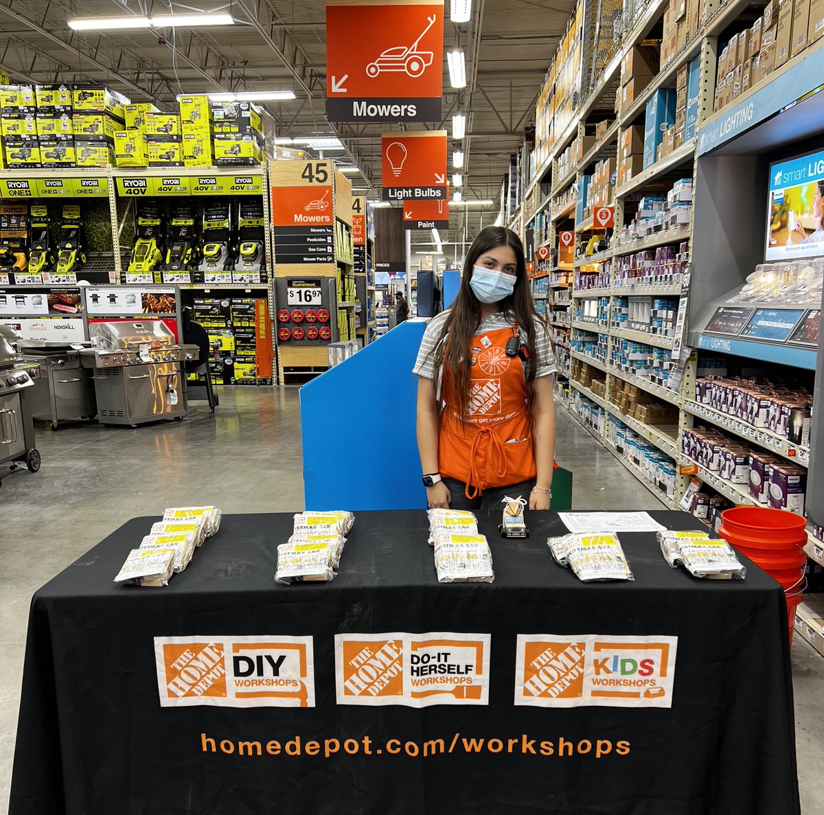 Head Cashier Karen passing out the last Kids Workshop Kits of the year! <a href="/Kenzie_Ramos21/">Mackenzie Ramos</a> <a href="/realbruce58/">Bruce Carroll</a> <a href="/michael_meyer83/">Michael Meyer</a> @Enrique08996751 <a href="/TJones0927/">Tammy Jones</a> <a href="/jpalz87/">Joe Palestini</a> @MonikaATX <a href="/SamSamudio3/">Sam Samudio</a>