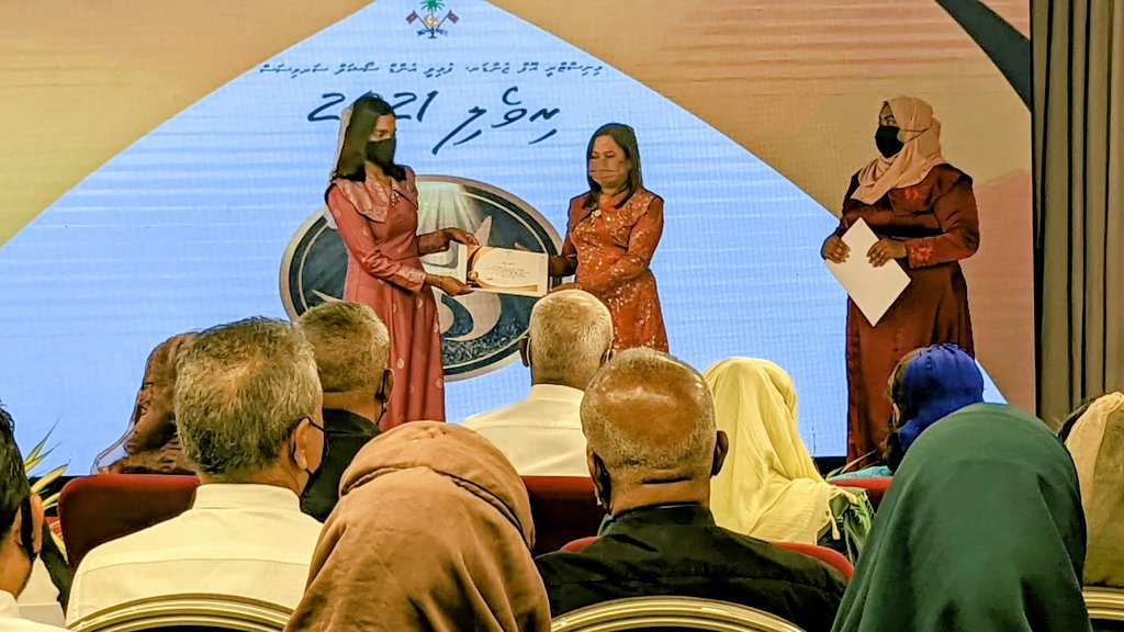 SFdevelopmentMV's tweet photo. "ރިވެލި ތަރި 2021" ގެ އިންސާފުކޮށްދެއްވާ ފަނޑިޔާރުކަން ކޮށްދެއްވި ފަރާތްތަކަށް، މިނިސްޓަރ އޮފް ސްޓޭޓް އަލްފާޟިލާ ފަޒްނާ ޝާކިރު ހަނދާނީ ލިޔުން ދެއްވުން. https://t.co/pWaUngIyRk