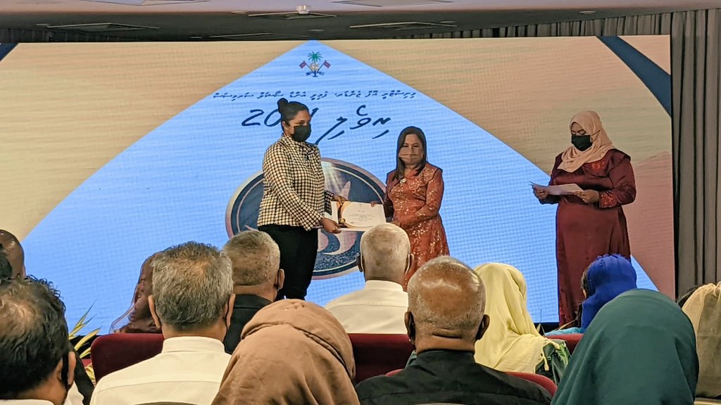 SFdevelopmentMV's tweet photo. "ރިވެލި ތަރި 2021" ގެ އިންސާފުކޮށްދެއްވާ ފަނޑިޔާރުކަން ކޮށްދެއްވި ފަރާތްތަކަށް، މިނިސްޓަރ އޮފް ސްޓޭޓް އަލްފާޟިލާ ފަޒްނާ ޝާކިރު ހަނދާނީ ލިޔުން ދެއްވުން. https://t.co/pWaUngIyRk