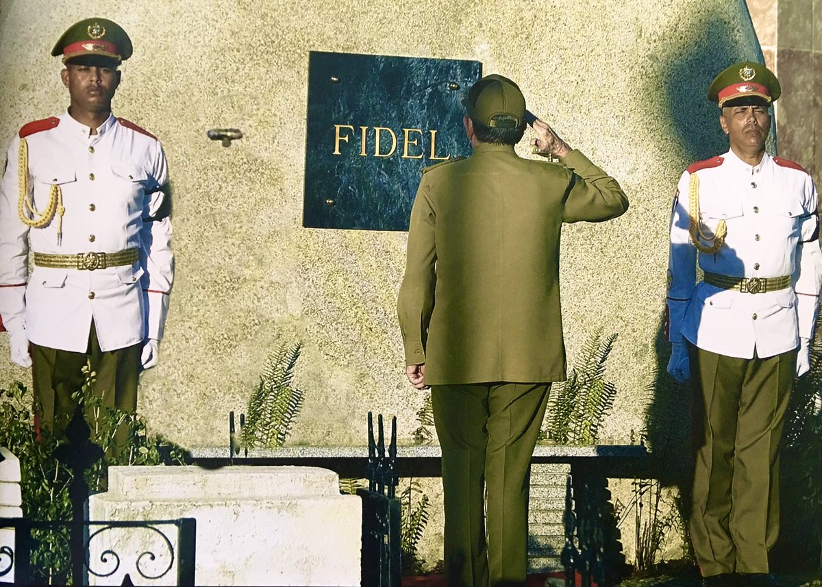 Hace hoy 5 años que sus cenizas entraron a la piedra en las leales manos de su hermano. Así #Fidel entró a la inmortalidad. Sus ideas crecen y se multiplican con los años. Es nuestra responsabilidad mantenerlas tan vivas como su ejemplo. #FidelPorSiempre