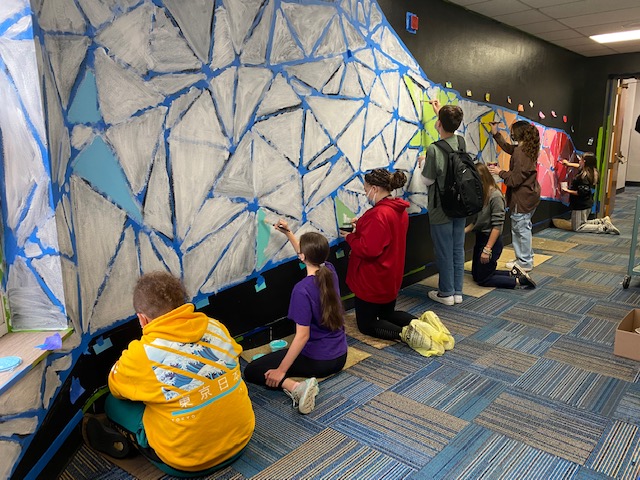 OberlinSchools's tweet photo. Within the halls of Langston Middle School, IB students worked on the mandated volunteer experience where 8th graders designed and painted a mural to beautify the school, as well as at the high school.
#IB #oberlincityschools #beauty #murals https://t.co/9zpyjJwz2J