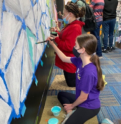 Within the halls of Langston Middle School, IB students worked on the mandated volunteer experience where 8th graders designed and painted a mural to beautify the school, as well as at the high school.
#IB #oberlincityschools #beauty #murals