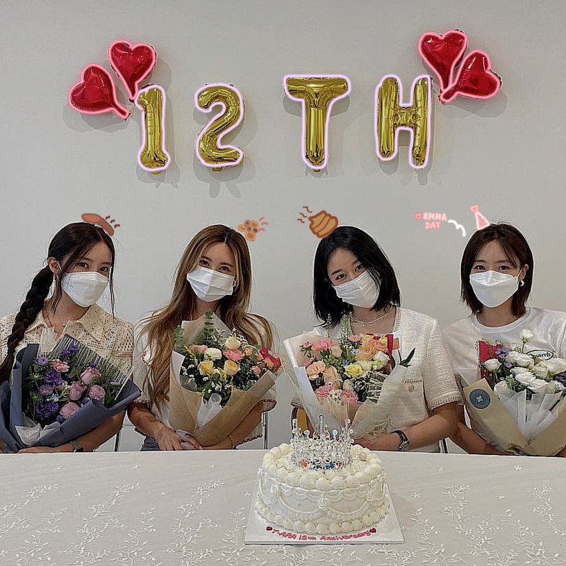 oocchaewon's tweet photo. #.newpp with @oocguksgf @byulguris and birthday girl @emshins! π.
#PoopQueenEmmaDay
#HapoyEmmaDay https://t.co/k01anQDCgh