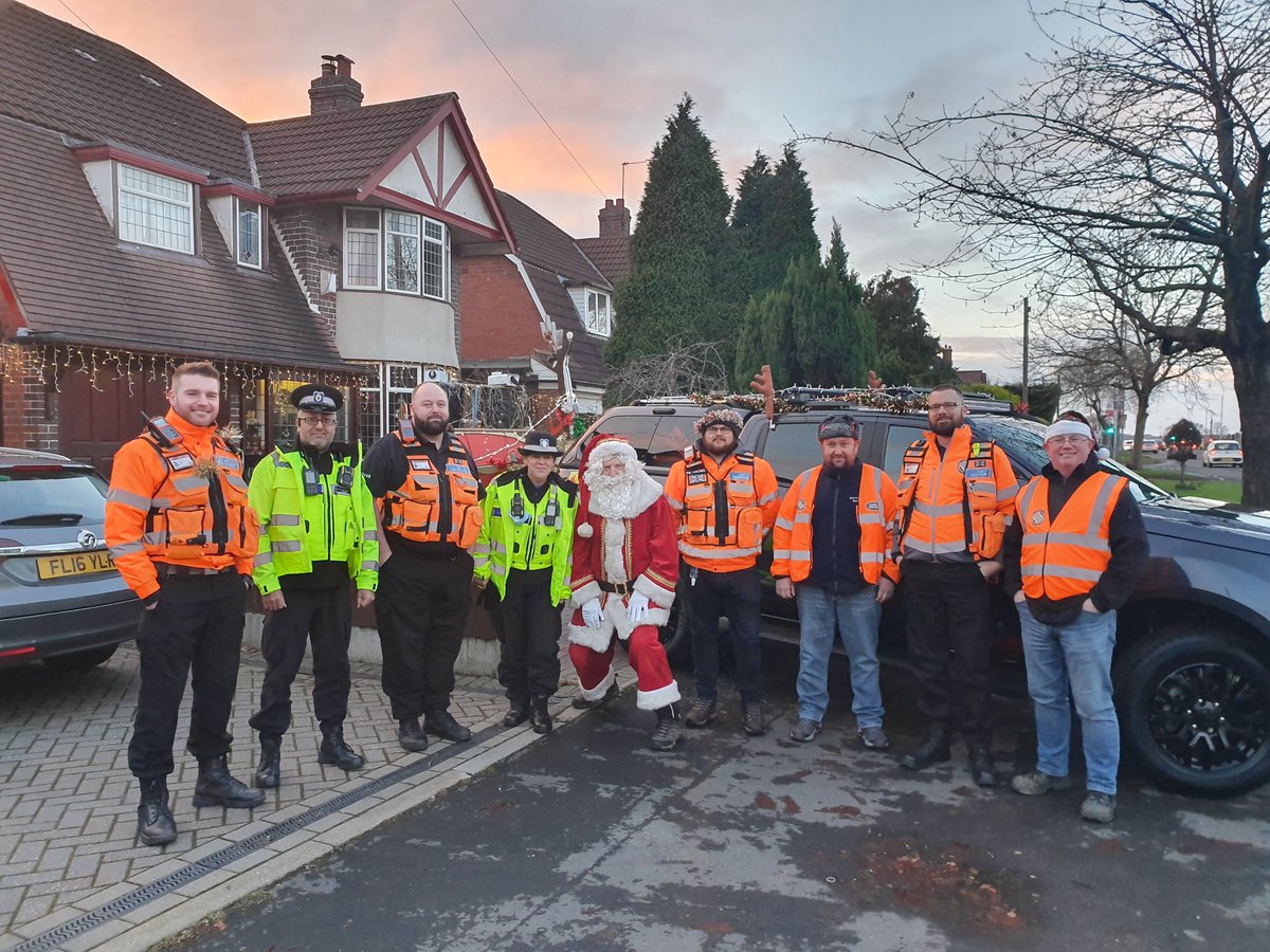 OldburyWMP's tweet photo. Oldbury NHT joining Santa for festive fun  .  Come say Hi or Ho Ho Ho ! @OldburyWMP @IanGreenWMP #merrychristmasfromoldburynht #streetwatch https://t.co/HYA52pW2mN
