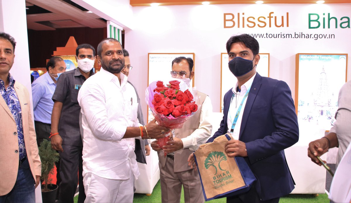 TourismBiharGov's tweet photo. विशेष अतिथि माननीय मंत्री वी श्रीनिवास गौड़, तेलंगाना राज्य ने बिहार पर्यटन के अधिकारीयों से मुलाकात की एवं पर्यटन क्षेत्र को बढ़ावा देने के उनके कार्यों को सराहा।
@VSrinivasGoud #BiharTourism #Hyderabad #IITM #IITMIndia #BlissfulBihar https://t.co/jch8xKhTvs
