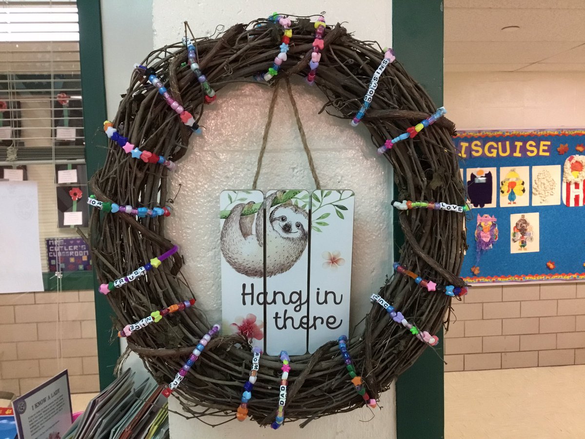 CFrascadore3's tweet photo. Our Friendship Wreath! We discussed what makes a good friend and who our special friends are. We turned our ideas into bracelets and attached them to a wreath. What a great way to continue to build a strong, safe, and loving classroom community! #WillardPride @Willard_School https://t.co/BulayF3644