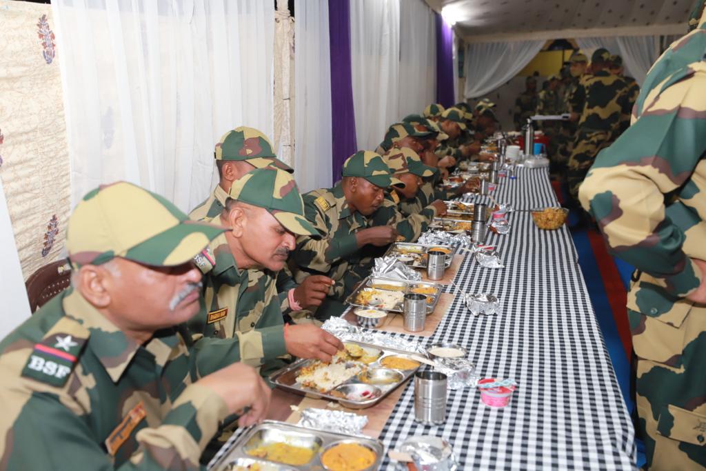 AmitShah's tweet photo. सुरक्षाबलों में विशेष अवसरों पर साथ बैठकर भोजन करने की एक परंपरा है जिसे ‘बड़ा खाना’ कहा जाता है।

आज जैसलमेर के @BSF_India के कैंप में जवानों व अधिकारियों के साथ बड़े खाने पर भोजन करना मेरे लिए एक विशेष अवसर था।

इसकी कुछ तस्वीरें साझा कर रहा हूँ। https://t.co/iuMJTxS49F