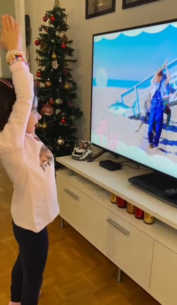 ggukielights's tweet photo. as criancinhas dançando super tuna seokjin ganhou o coração dos pequenos

#SuperTunaByJin @BTS_twt https://t.co/RQOt4eCHvv
