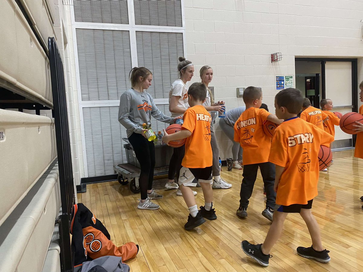 ofgirlsbb's tweet photo. Helping out with the 4K-2 grade Little Dribbler this morning! https://t.co/APE5sYouHD
