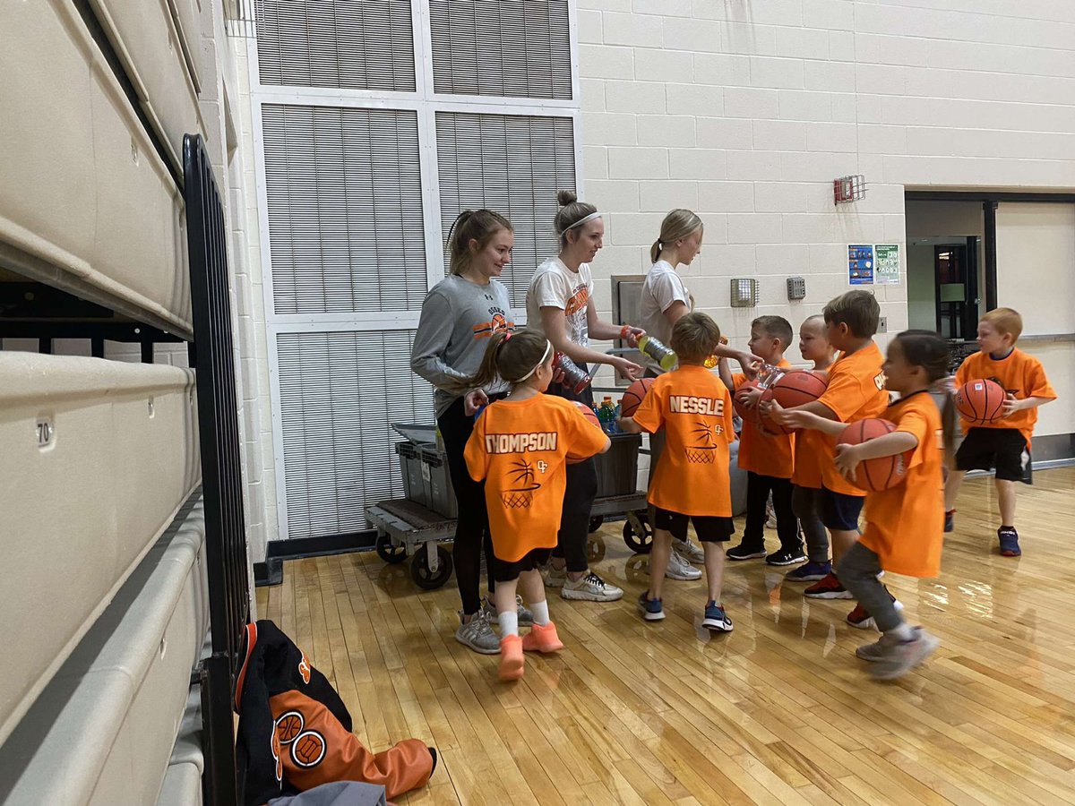 ofgirlsbb's tweet photo. Helping out with the 4K-2 grade Little Dribbler this morning! https://t.co/APE5sYouHD