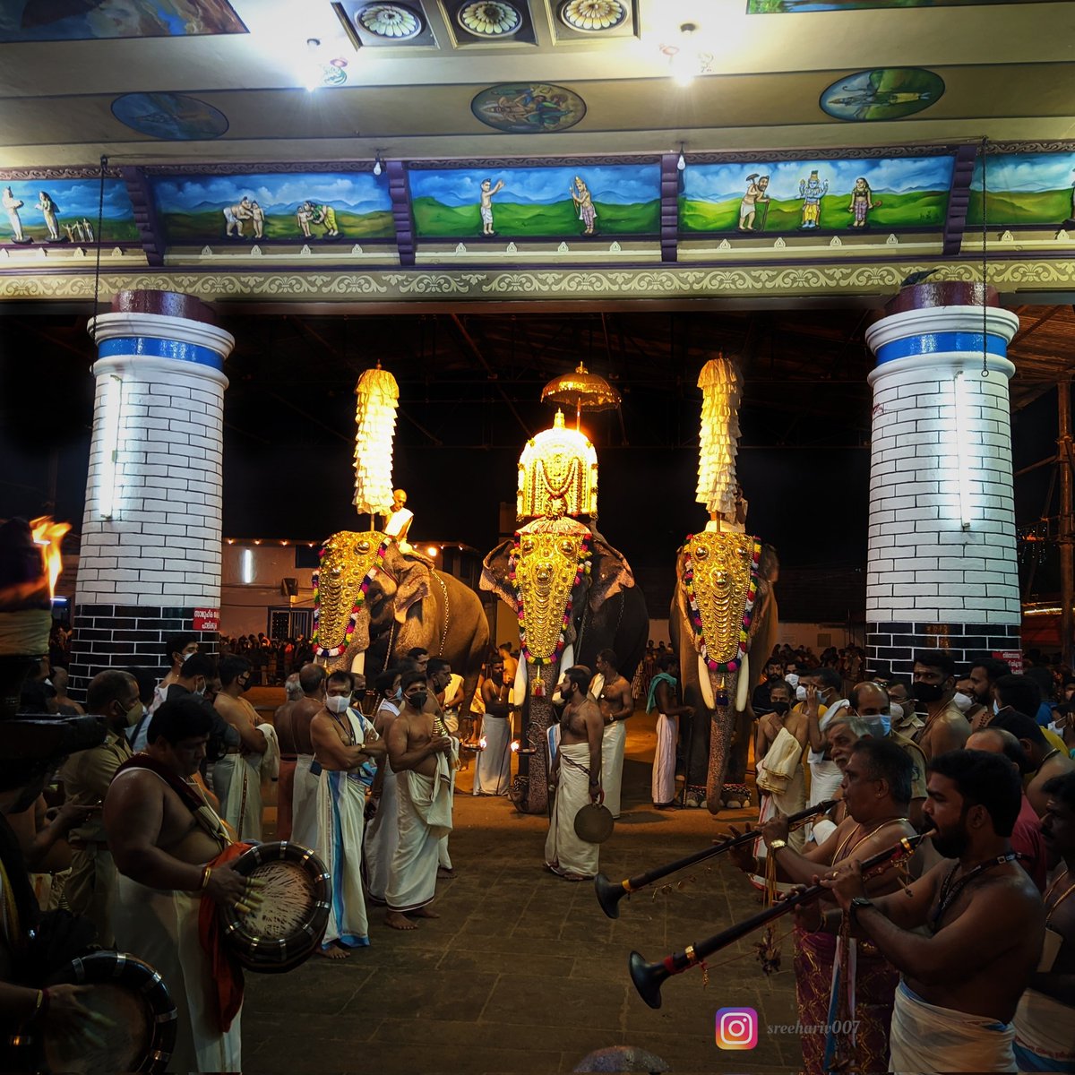 harisree_18's tweet photo. Thriketta Purappadu
.
🐘 Chirakkal Kalidasan
.
#sreepoornathrayeesatemple #traditionalfestivals #templesofkerala #chirakkalkalidasan #valiyaulsavam2021 #thrikettapurappadu #sreepoornathrayeesatemplerituals #mamasamskriti #incredibleindia #findingtemples
https://t.co/bGJCokwwhW https://t.co/XYk9MlISOM