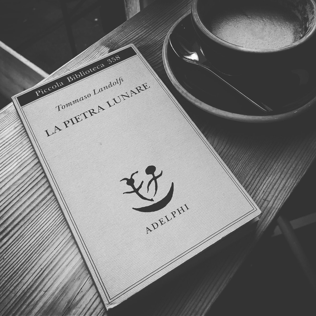 StanzeC's tweet photo. Tommaso Landolfi
La Pietra Lunare, 1939
★★★★
#migliore di molti dipinti surrealisti.
#peggiore di opere dove è la storia, anziché lo stile, a essere protagonista.
#uguale a passeggiare nel bosco di notte, ascoltarne i rumori e cercare di comprenderne le storie nascoste. https://t.co/UiUd9tMMa4
