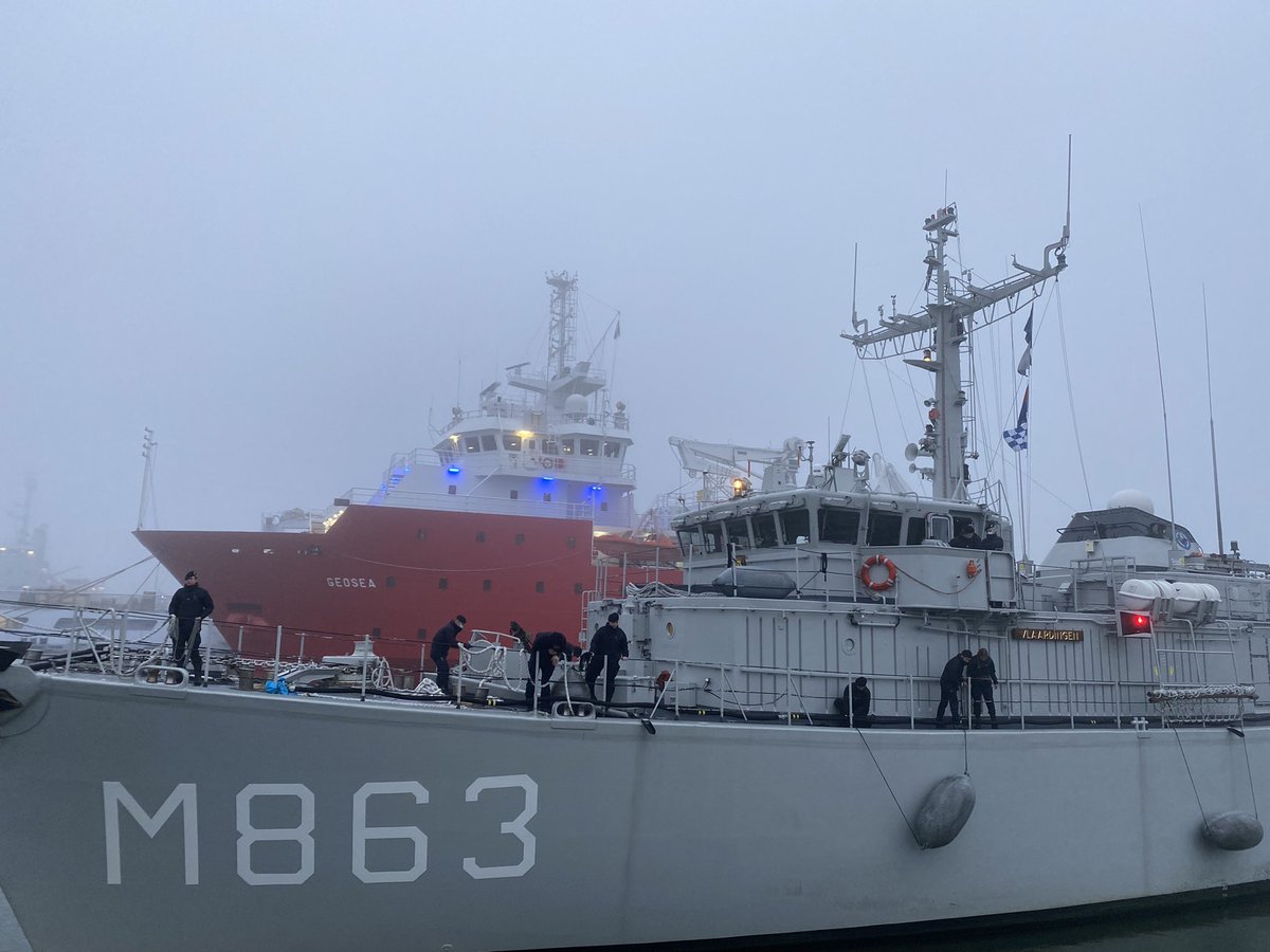 CdE_MD's tweet photo. https://t.co/M4SXGSA5AH Vlaardingen na ruim 2 maanden weer binnen. Het schip en zijn bemanning zijn een visitekaartje voor de marine binnen de #snmcmgroup Deze #ambv van 51 meter lang wordt toch wel klein. #covid #quarantine Welkom thuis! https://t.co/wz8V1Z6elA