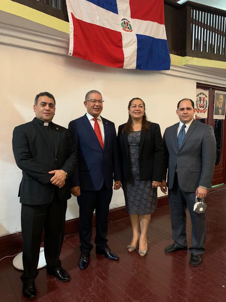 RectorUCNE's tweet photo. Muchas felicidades al egresado de derecho @ucneenlinea Héctor Ml. Castellanos, por su juramentación como presidente del #InstitutoDuartiano en San Francisco de Macorís, nos enorgullece que dirija tan importante entidad, que promueve la vida y legado de nuestro Patricio. https://t.co/2BhVU6zH0M