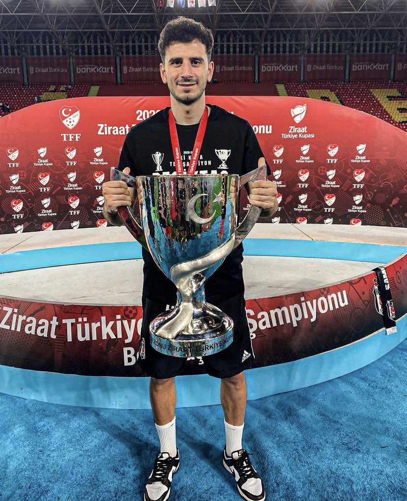 Merhaba, adım Oğuzhan Özyakup. Sezona iyi başladım, oynadığım maçlarda girdiğim 25 ikili mücadelenin 22'sini kazandım. Sivas maçında, takımımın akan oyunda attığı son golün mimarıydım. Başakşehir maçından sonra beni bir daha gören olmadı. Hakkımda kayıp ihbarında bulunuyorum.