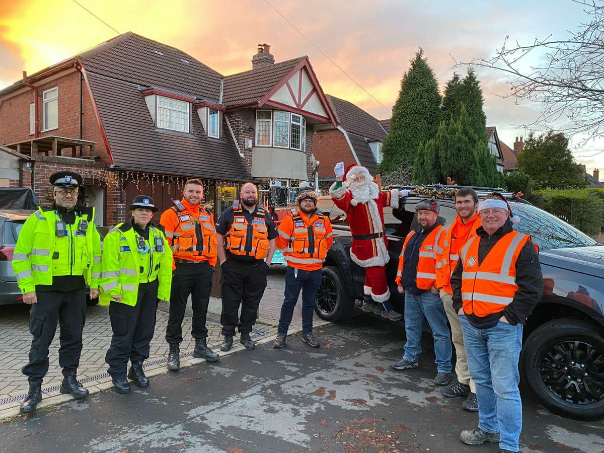 WM4x4R's tweet photo. Its a cold one tonight but that won't stop our responders getting out with anta in and around the Sandwell and Oldbury area. #WestMidlandsPolice  #SandwellLions #Santa #Christmas
#WestMidlands4x4Response https://t.co/g1eNxZgaT2
