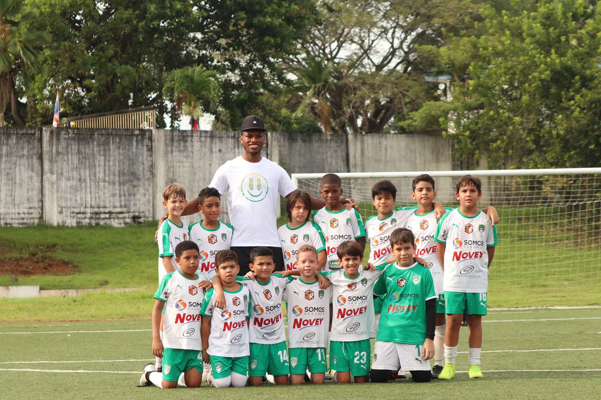 Academia_CDE's tweet photo. Vaya manera de iniciar el sábado futbolero. 💚💪🏻😎

Hoy nuestras categorías U'10 y U'12 recibieron la visita de un goleador formado en la Academia CDE. 

¡Gracias Newton por la visita! Eres orgullo Costa del Este. 

#AcademiaCDE https://t.co/GoZT4yNzMK