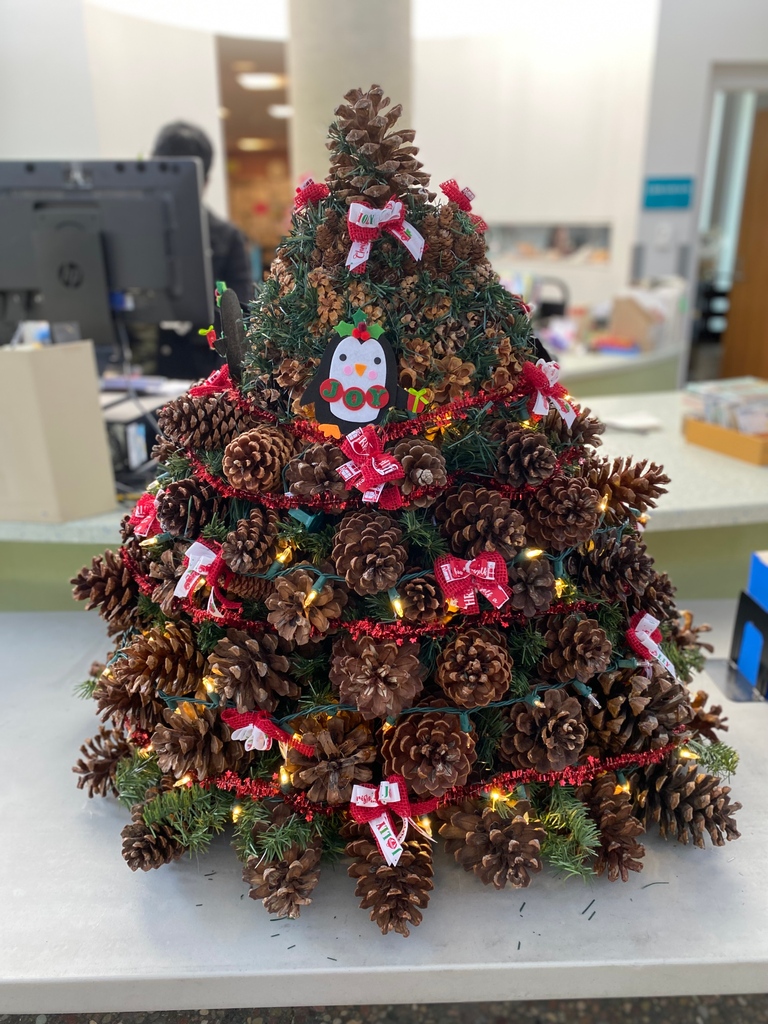 SDPublicLibrary's tweet image. Feeling that itch to create? Get inspired by this #PacificBeachLibrary craft! 🤩 Robert has some tips on how to make this beautifully dressed tree 🌲 for your home, office… or library! ❤️ #mySDPL facebook.com/groups/sdplvir…