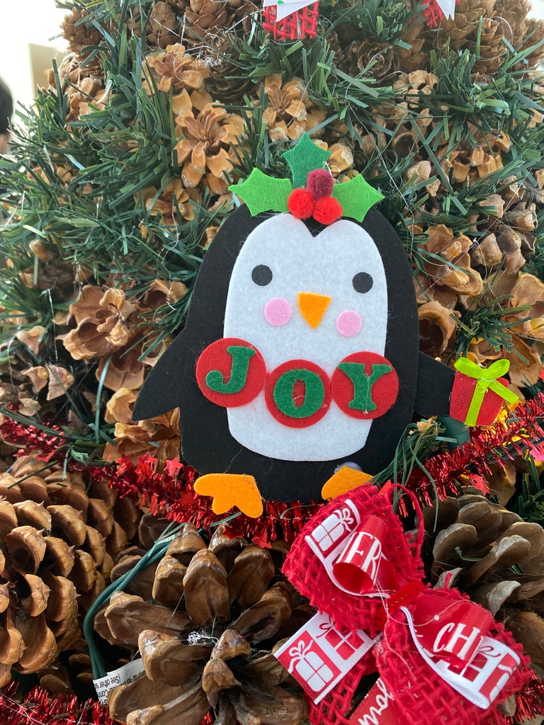 SDPublicLibrary's tweet image. Feeling that itch to create? Get inspired by this #PacificBeachLibrary craft! 🤩 Robert has some tips on how to make this beautifully dressed tree 🌲 for your home, office… or library! ❤️ #mySDPL facebook.com/groups/sdplvir…