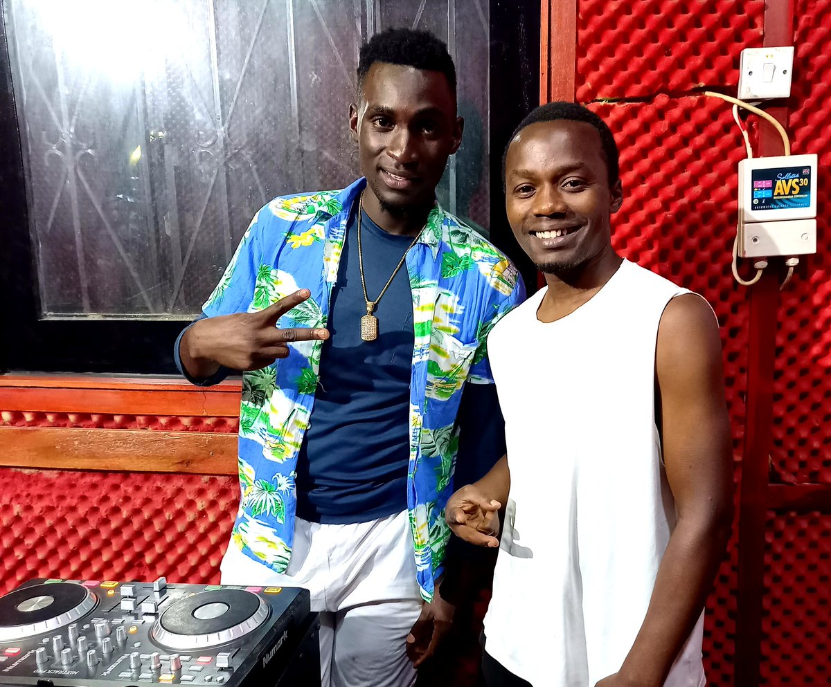 isaiahdestinyug's tweet photo. Let’s amplify your Saturday night on #TheBlowUp with the muscle man Isaiah alongside #DJDrex till 12 midnight 🔥🔥🔥
📲0757 800500
🌎 Afro Mobile
🌎Zeno Radio
🌎My Tuner
#MbalesNumberOne #WeLoveMbale #MbaleCity https://t.co/L3W0LTlRF6