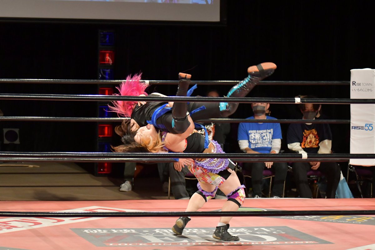 dasadasaotoko's tweet photo. くまもと駅前プロレス
第一試合⑥
最後はブロックバスターホールドでズドン!!
やっぱり強いな。
#zero1pro #くまもと駅前プロレス #2AW #笹村あやめ https://t.co/Xz1NXM5zhJ