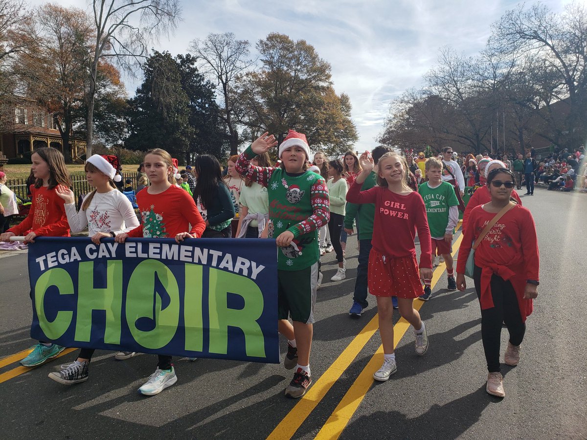 TegaCayan's tweet photo. Fun watching our @tegacaytitans performing at the #fortmill parade and Kinsley Park Christmas celebrations. https://t.co/ijvaAAYvbg