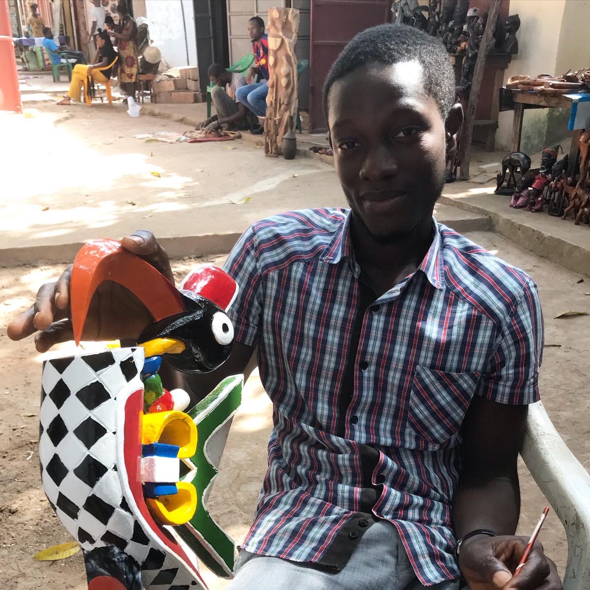 debarros_miguel's tweet photo. Jaqui dos Santos (24 anos, estudante, artista da “Galeria Jovem”) com Coni/koni - ome dado ao pelicano que tem valor mitológico entre os #Nalus #GuinéBissau de ser “guia p/ lugar da prosperidade”. Acreditam que foi atrás dum pelicano que se deslocaram p/ sul e se fixaram até hoje https://t.co/69BSwEzomP