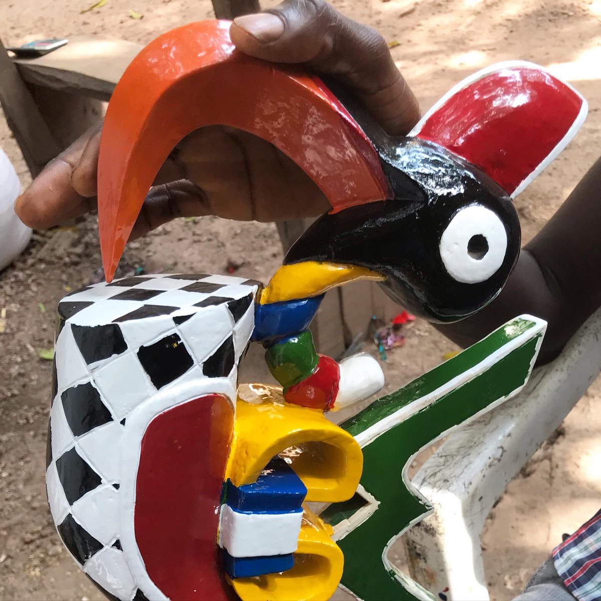 debarros_miguel's tweet photo. Jaqui dos Santos (24 anos, estudante, artista da “Galeria Jovem”) com Coni/koni - ome dado ao pelicano que tem valor mitológico entre os #Nalus #GuinéBissau de ser “guia p/ lugar da prosperidade”. Acreditam que foi atrás dum pelicano que se deslocaram p/ sul e se fixaram até hoje https://t.co/69BSwEzomP