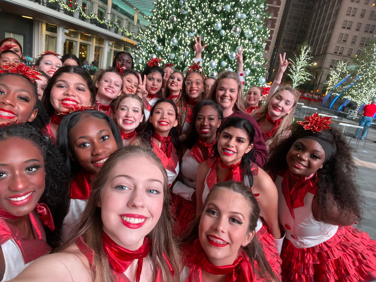 Lett_SRDs's tweet photo. Wow! Being able to share the Christmas spirit has been so fun for the srds! So many memories in the span of two days, and we’re thankful for the Dallas Parade giving us this fun opportunity❤️ @BlakeyNet @gisdnews #rebuildingalegacy #26thline #happyholidays https://t.co/XHwZFMiYPB