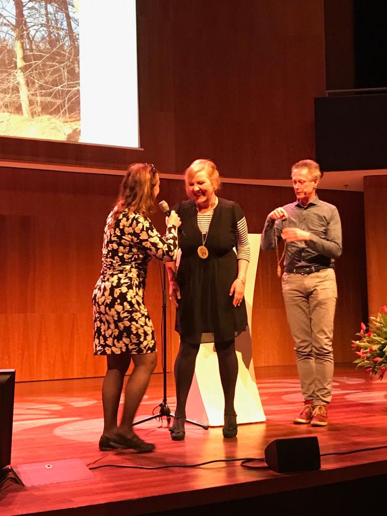 Toen ik kinderboekenambassadeur werd, ontving ik 2 ambtskettingen! Ik ben ze allebei kwijt (1 gestolen, 1 verloren). Ik heb nog 4 maanden om ze terug te vinden....